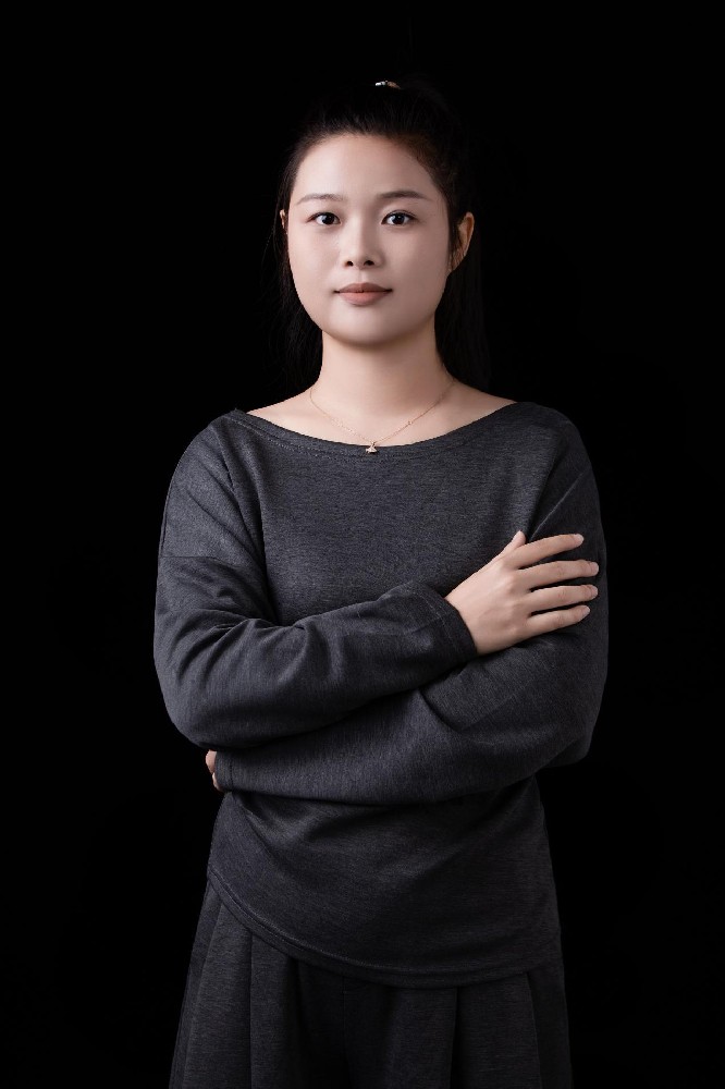 劉文君（國瓷紅葉畫院高級(jí)畫師）